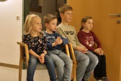 aufmerksame Kinder bei der Siegerehrung